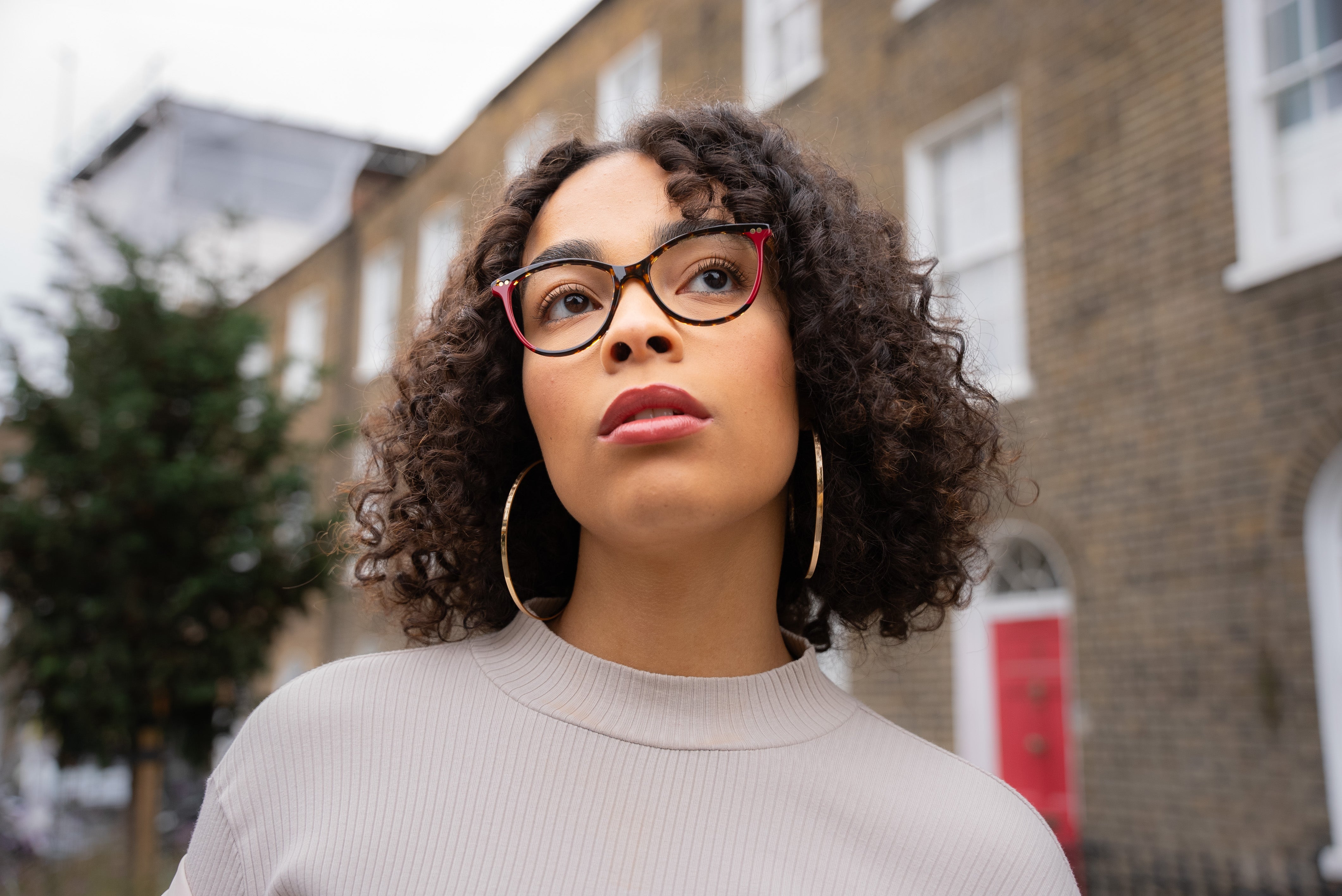 Bold Colours vs. Neutrals: Choosing the Right Eyewear for You