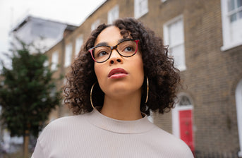 Bold Colours vs. Neutrals: Choosing the Right Eyewear for You